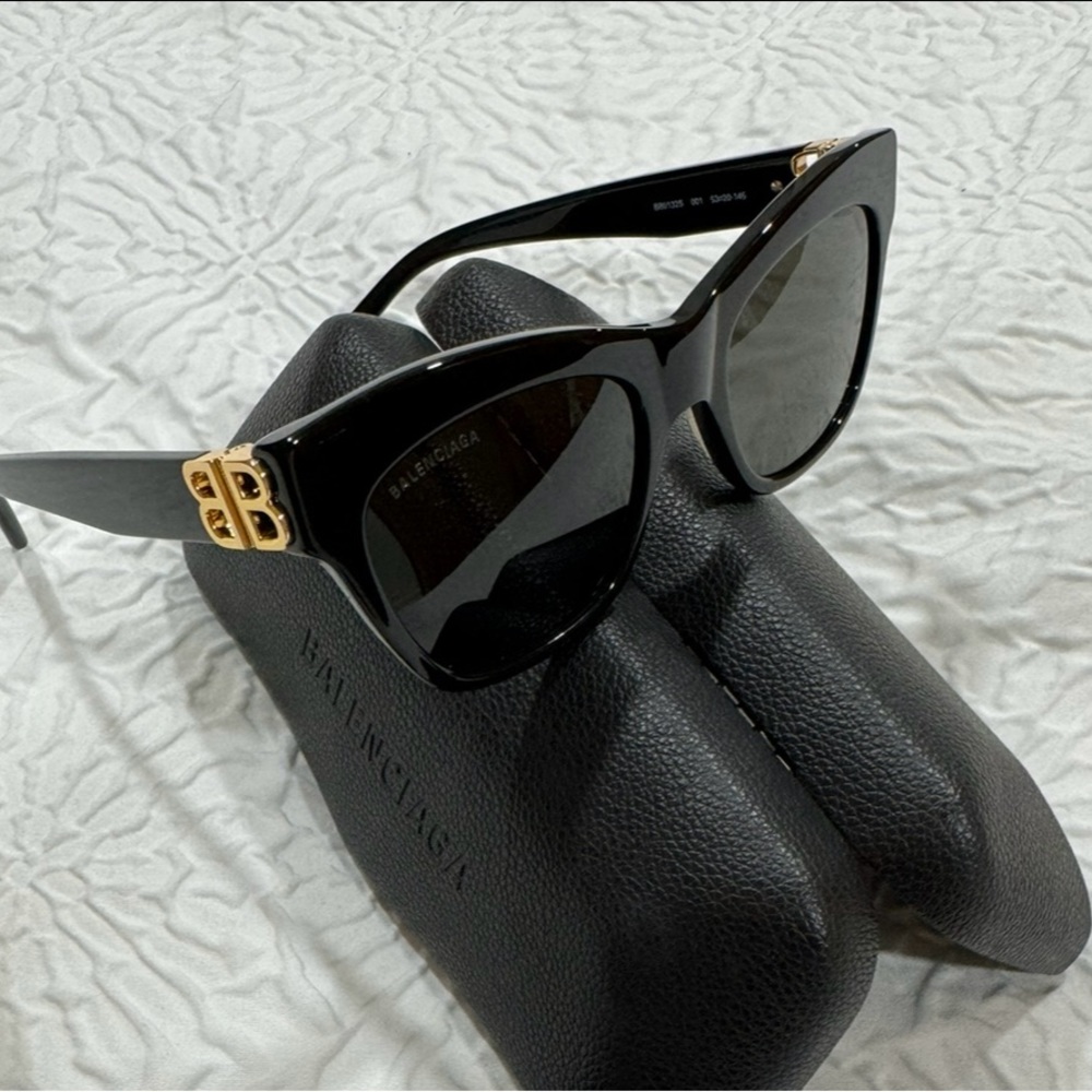 NEW Balenciaga WOMEN'S SUNGLASSES.  NEVER USED original price $461
